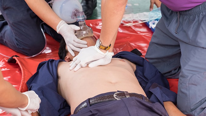 胸骨圧迫と人工呼吸の写真