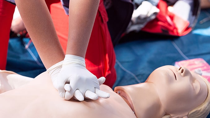 胸骨圧迫をしている写真